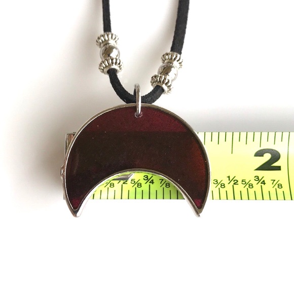 Dark red resin crescent moon leather necklace - Picture 12 of 13